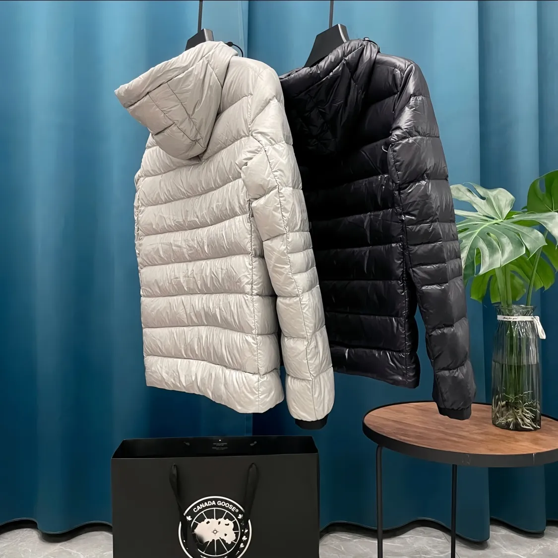 P760 Canada🦢➡️Canada Goose lightweight hooded down jacket has always been recognized as the warmest down jacket. Various Instagram celebrities, Internet celebrities, and celebrities often wear it for street photos. I do Canada Goose every year, but I still can’t get rid of my love for the geese. No matter how cold the weather is, there is no need to be afraid, because there are geese! Filled with 90% white duck down, Canada Goose is the legendary warmest down jacket and is known as a must-have for Arctic outdoor sports! The most popular down jacket in the world, celebrities are rushing to buy it, it is a must-have!  Same style for men and women